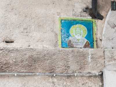 Sempre nella stessa via scorgiamo una piccola icona quadrata con San Nicola sull�arco in pietra di un ristorante ormai chiuso...